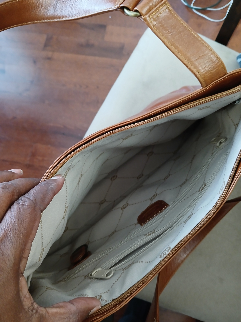 Derek Alexander Classic Tan Leather Shoulder Bag - Picture 5 of 7